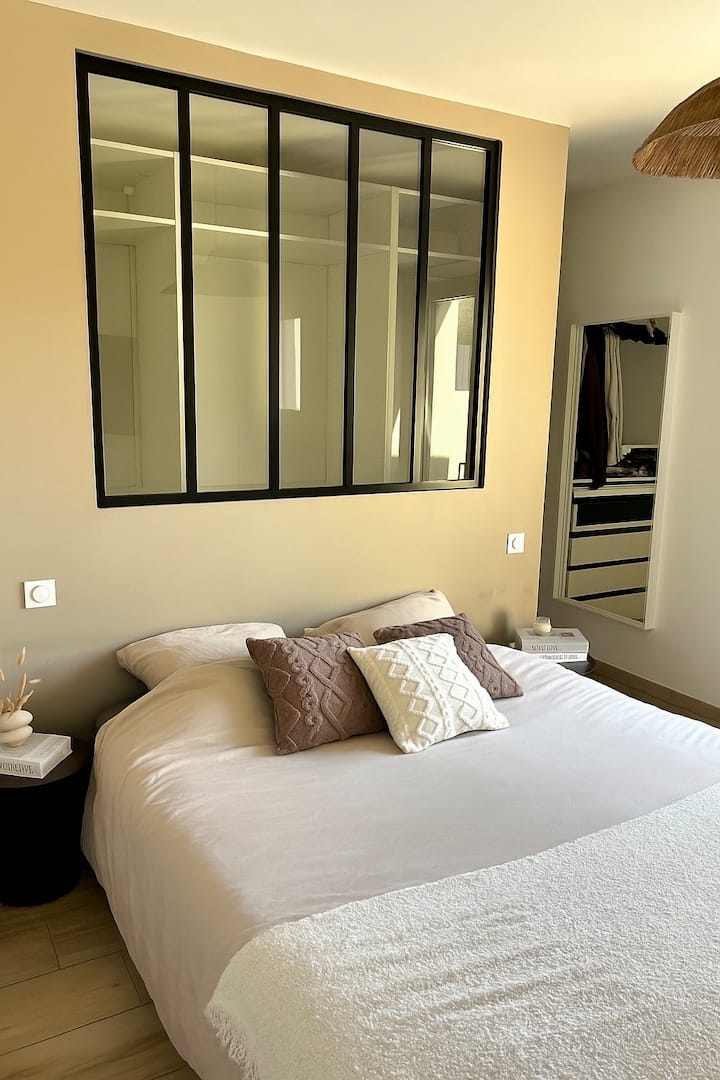 ห้องนอนใหญ่พร้อมห้องแต่งตัวและห้องอาบน้ำในตัว 