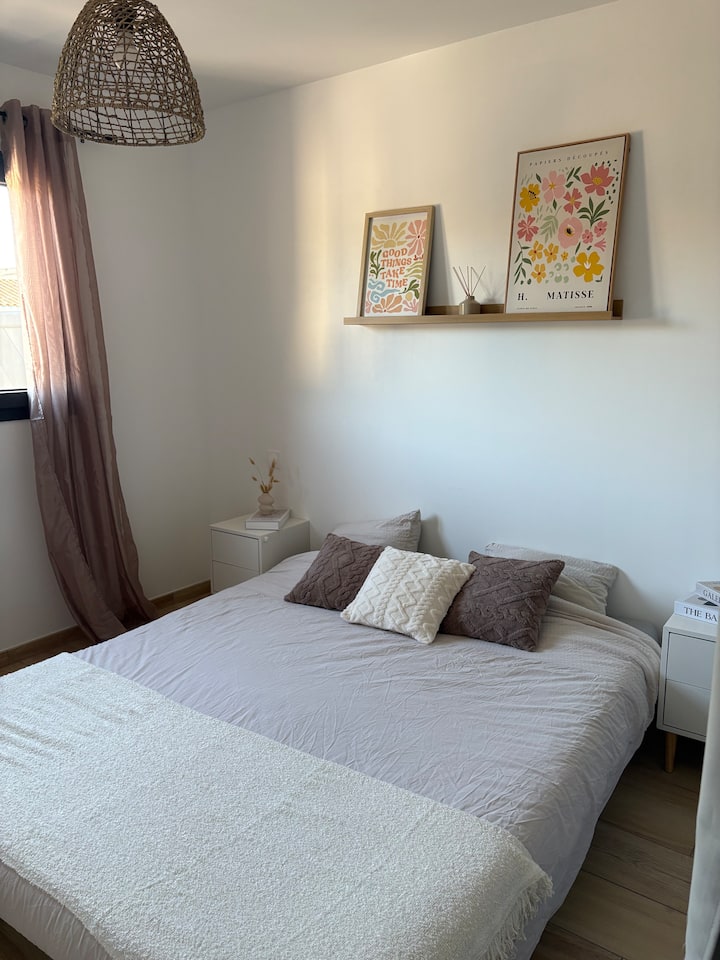 ห้องนอนพร้อมเตียงขนาด 160x200 ซม. 