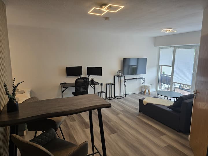 مساحة عمل مع شاشتين وسرير أريكة