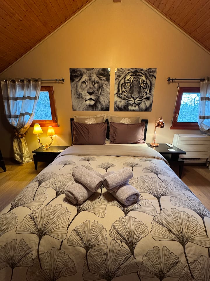  Soba velikih mačaka

Prostorija s karakterom, u kojoj se osjeća tiha snaga velikih mačaka.
Topli materijali, odlučne linije i atmosfera koja obuhvaća