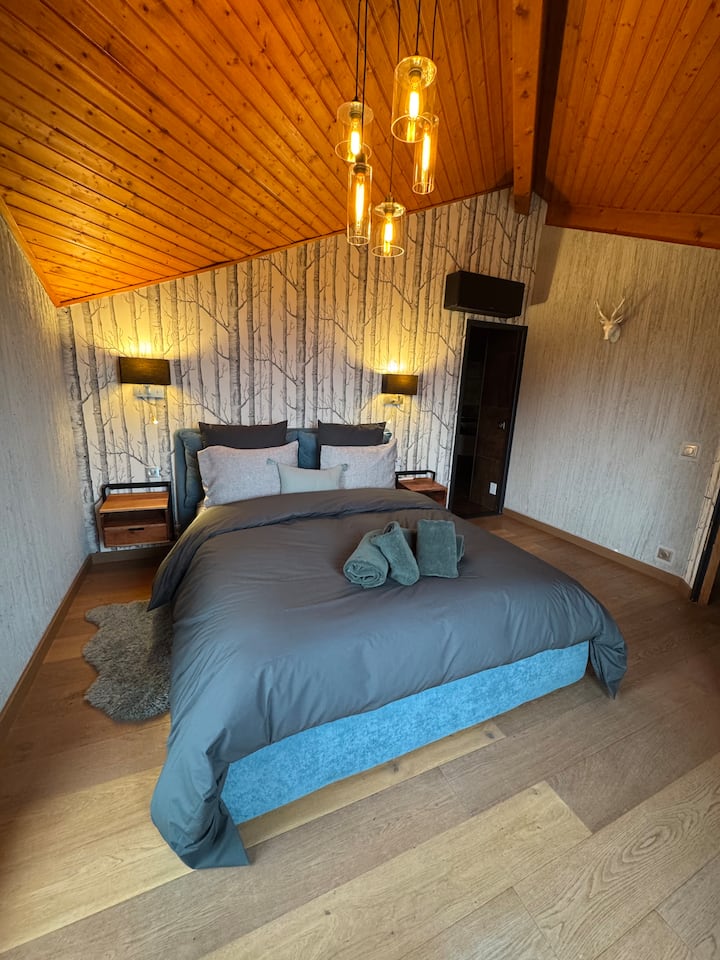 ️ Suite des Cimes

Probudite se s pogledom na planinske vrhove u mirnom i vedrom okruženju.
Elegantan apartman, dizajniran za opuštanje i uživanje u panorami.