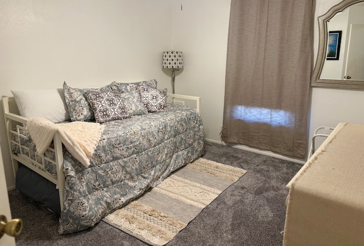 בחדר האורחים מספר שלוש יש שתי מיטות נפתחות. החלק התחתון יכול להחליק החוצה. יכולים לישון בה בנוחות שני אורחים. יש מקום בארון ובשידה, וגם טלוויזיית Roku.