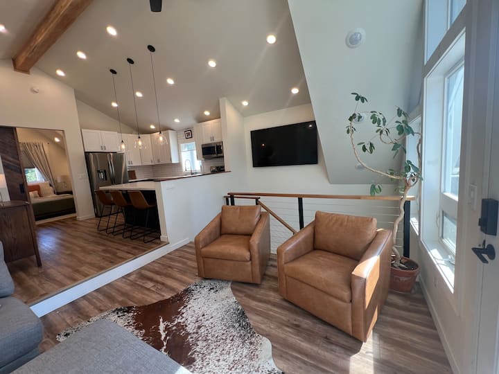 Couple's Getaway *Private Hot Tub* Near Airport - Anchorage, AK