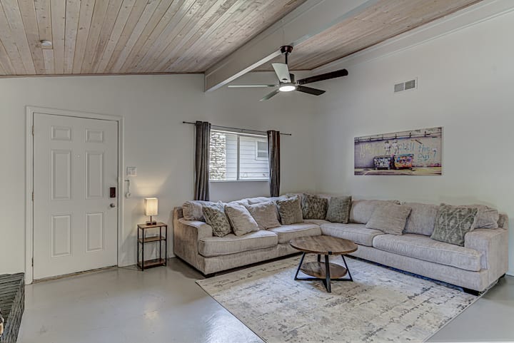 Newly Renovated I Walk To S Lamar I Mins To Dt - Austin, TX