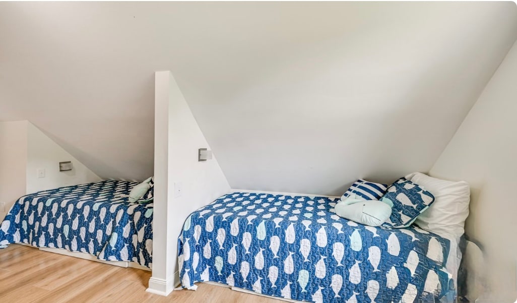 En el tercer nivel, descubre dos camas individuales integradas con luces de lectura individuales, que crean un rincón acogedor perfecto para relajarse, descansar o disfrutar de un buen libro después de un día en el lago.