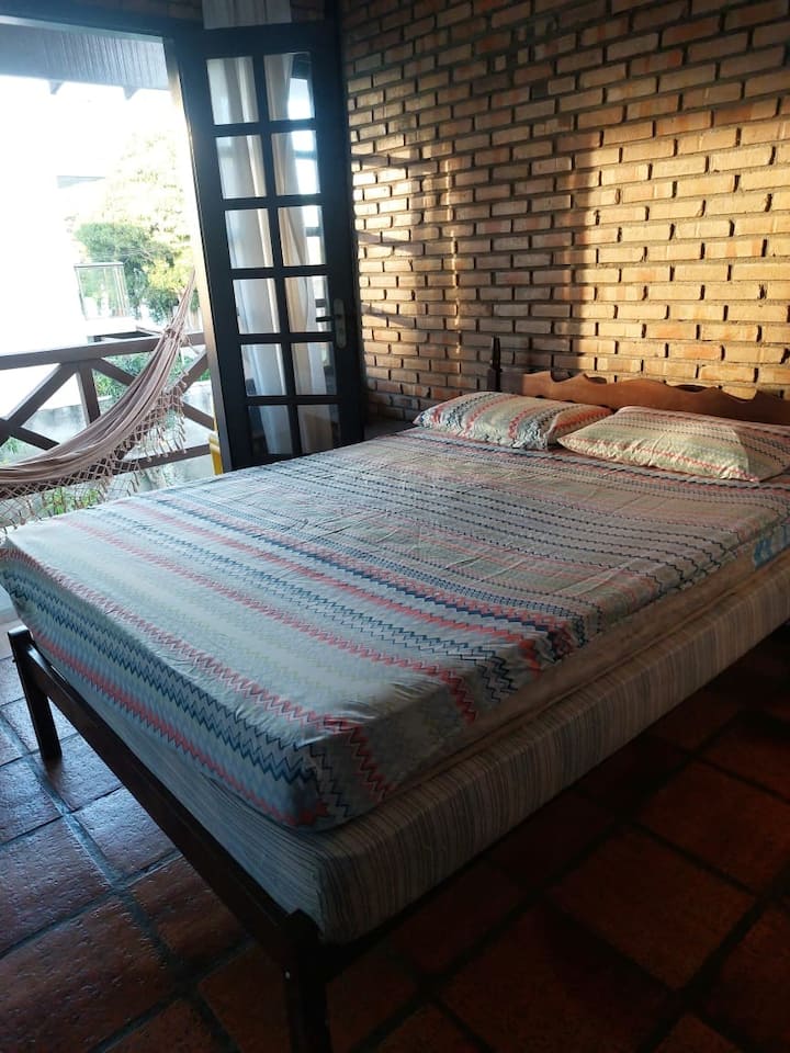 Chambre avec un lit double et un matelas supplémentaire