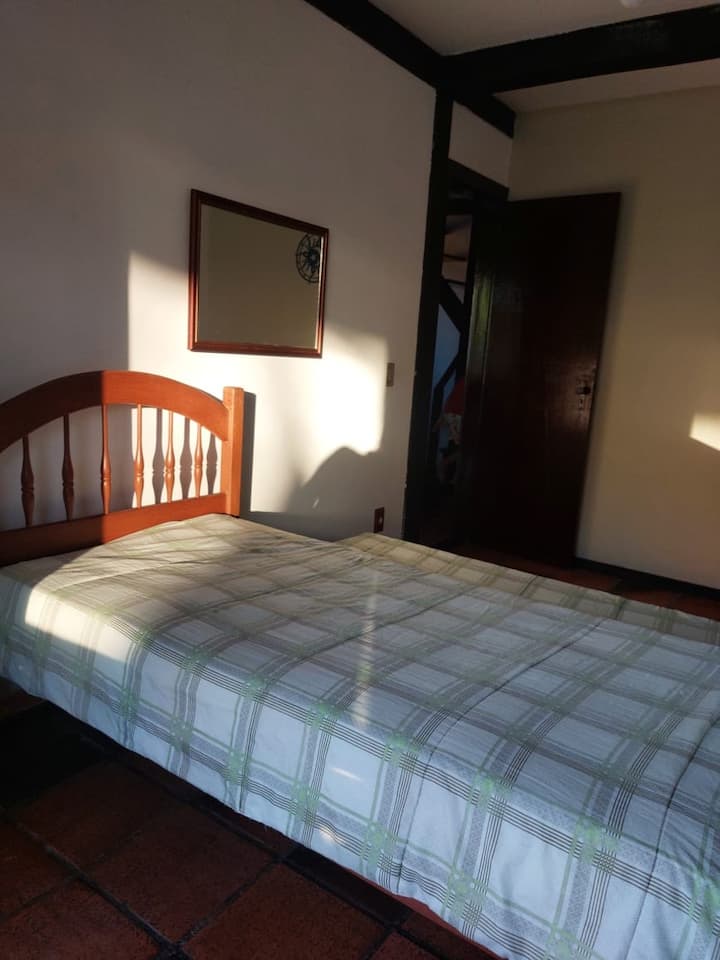 Chambre avec lit simple avec lit gigogne + matelas supplémentaires