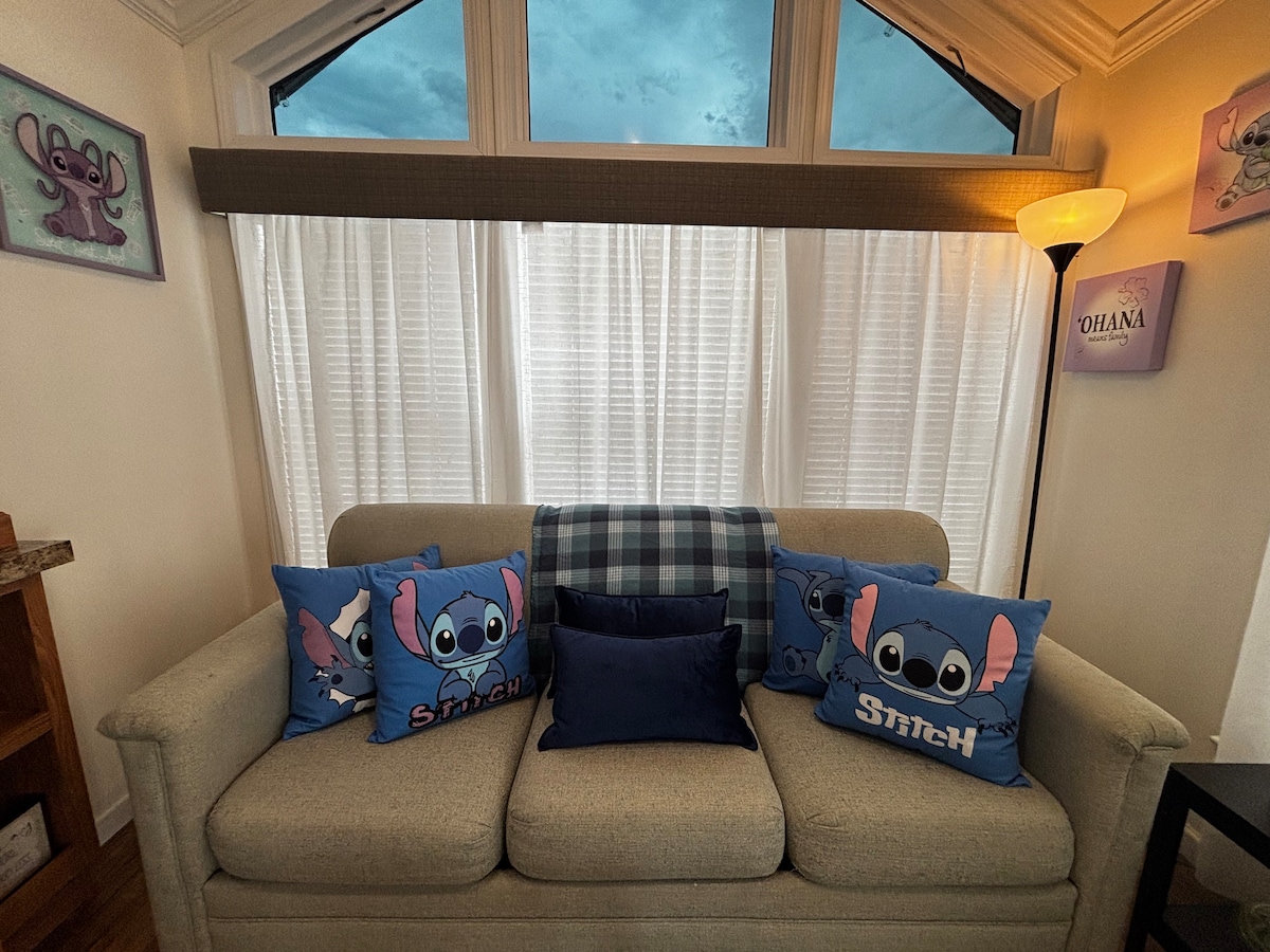 Sofá cama en la sala de estar con un colchón de espuma viscoelástica tamaño queen 