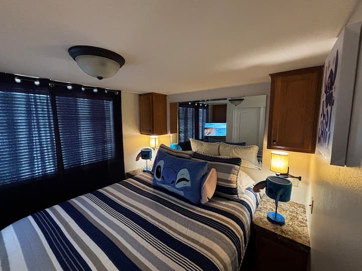 Მთავარი საძინებელი დიდი ზომის საწოლით, კარადათი და ტელევიზორით.