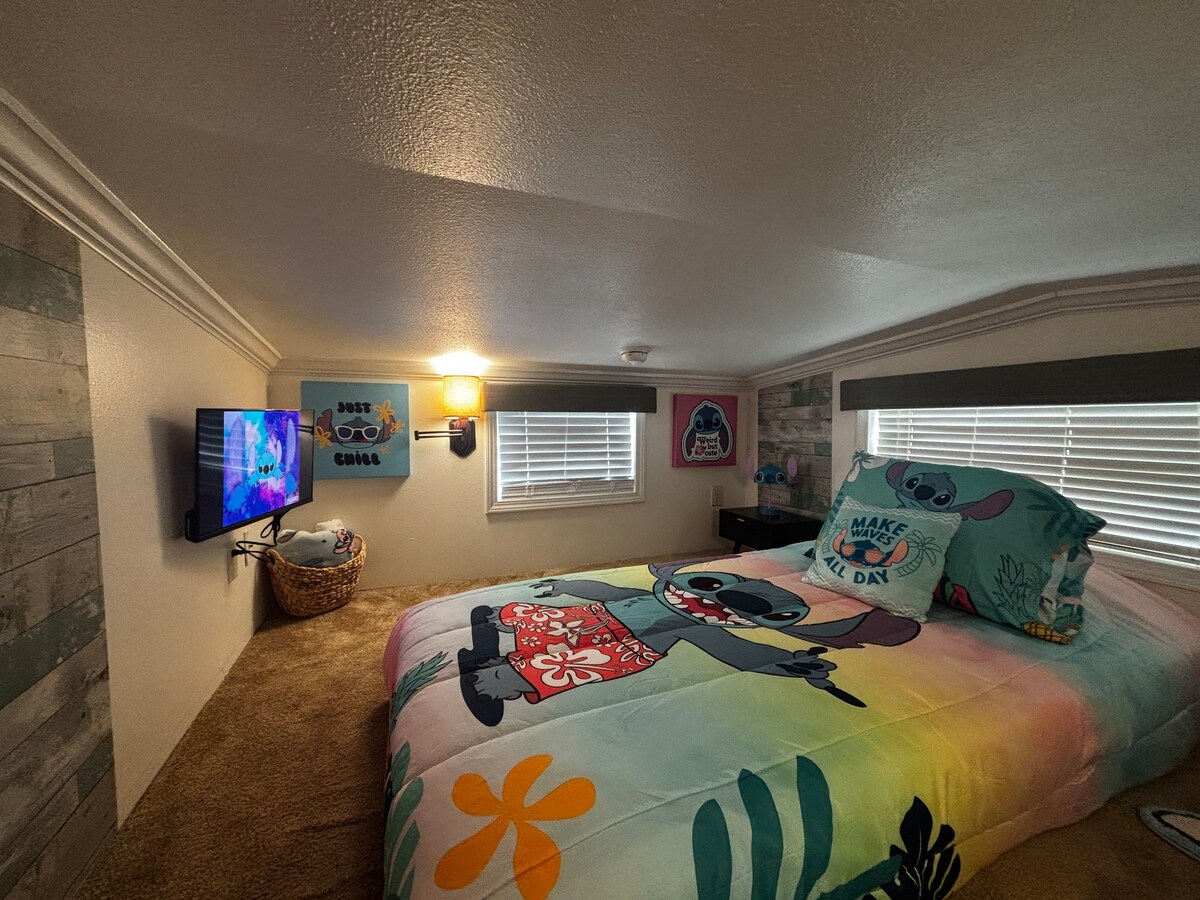 El dormitorio 2, decorado completamente con Stitch, sirve como dormitorio para niños con una cama individual. Ten en cuenta que la altura del techo es de 1,2 metros en la zona central.