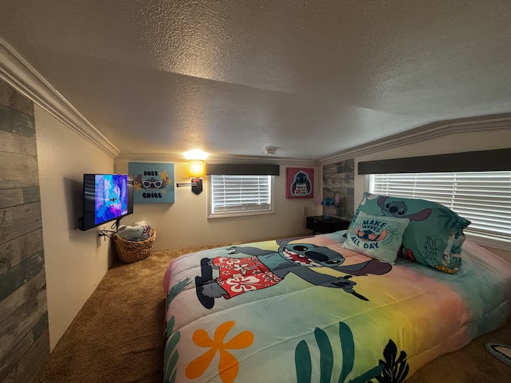 Საძინებელი 2, რომელიც მთლიანად სტიჩით არის გაფორმებული, საბავშვო საძინებელია ერთადგილიანი საწოლით. Გაითვალისწინეთ, რომ ჭერის სიმაღლე ცენტრალურ უბანში 1,2 მეტრია.