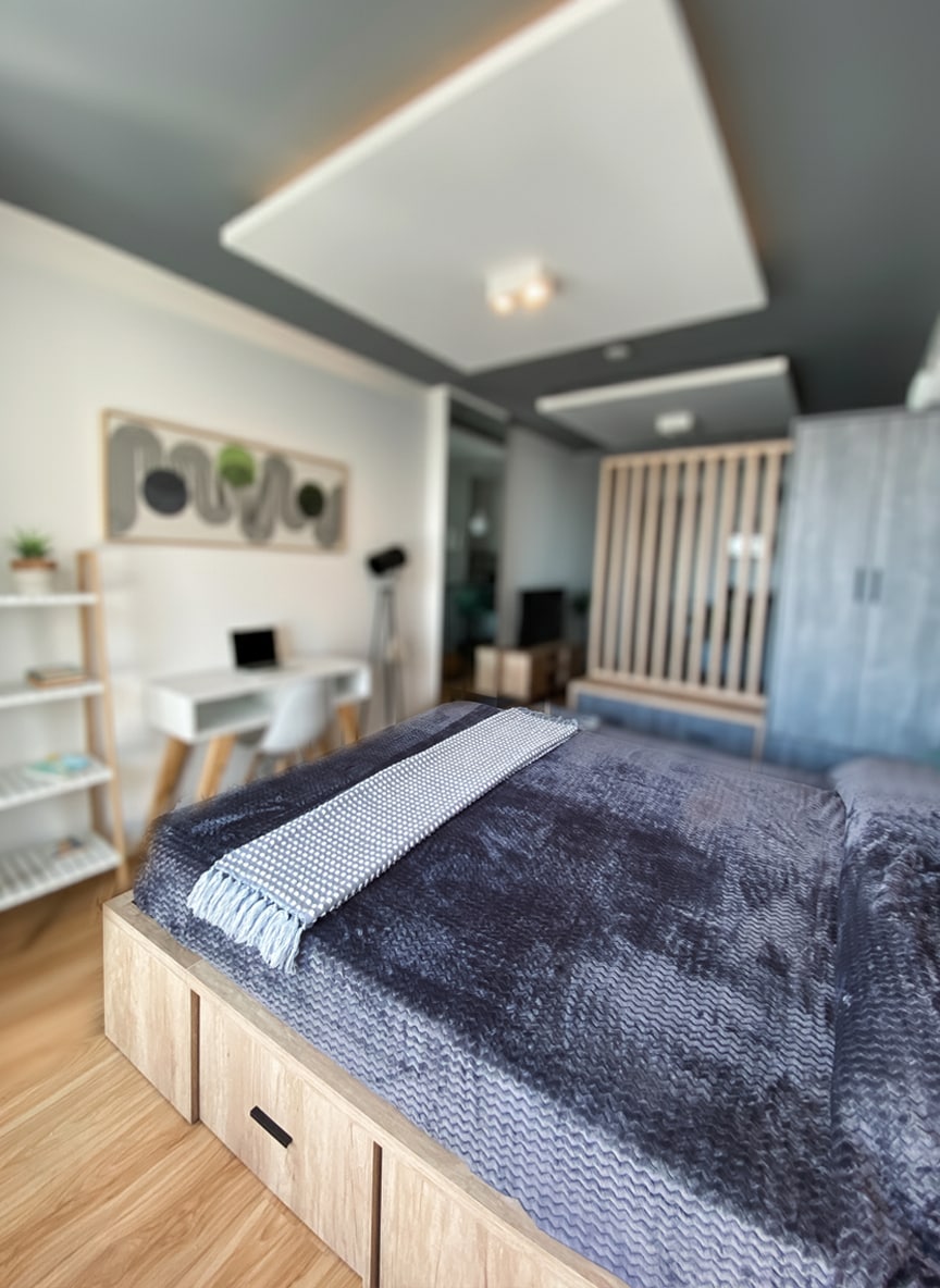 الراحة المثالية.
تم تصميم كل التفاصيل من سرير الكوين إلى ضوء السقف والستائر لتشعر بالراحة والدفء والرفاهية في جناح حصري.
ملاذ في المدينة حيث يصبح الاسترخاء جزءًا من الرحلة.

