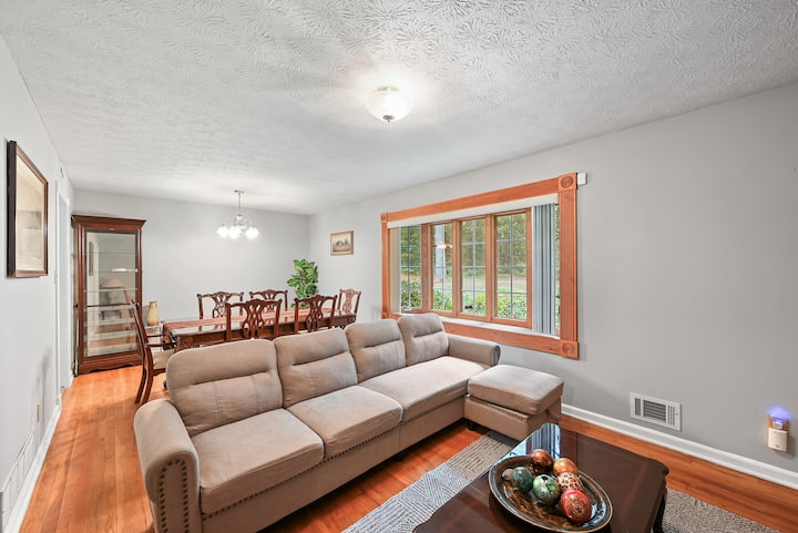 Cozy Retreat Home Near Truist Park & Six Flags - Marietta, GA