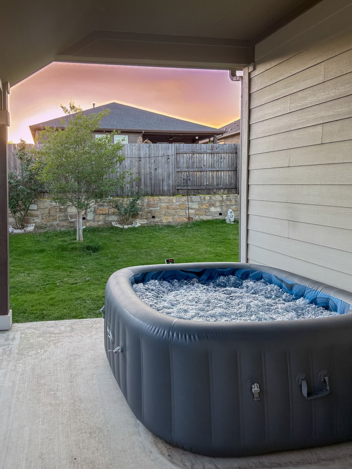 Bright & Modern 4br Home • Hot Tub • High Ceilings - Buda, TX