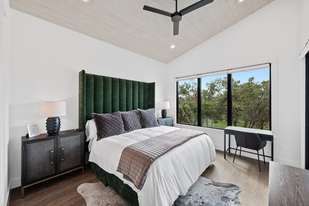 בחדר השינה הראשי יש מיטת קינג סייז ועמדת עבודה.