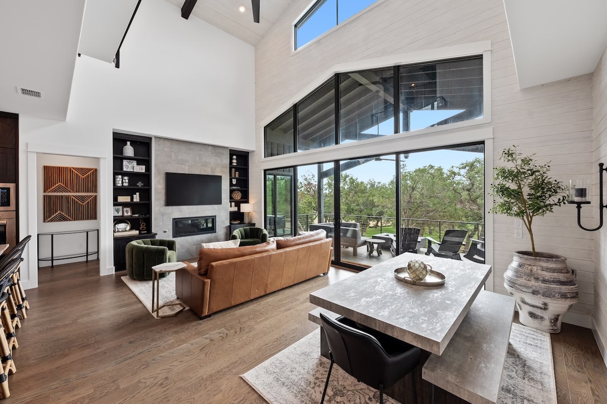 תיהנו מהסלון וחדר האוכל הפתוחים עם נופים יפהפיים.