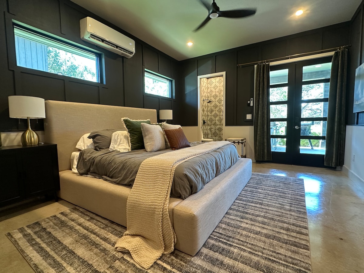 סוויטת אורחים פרטית בקומת הקרקע. כולל מיטת קינג סייז, מיטות קומותיים, חדר רחצה מלא, בר קפה וסלון.