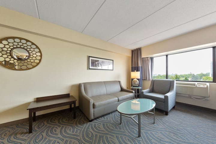 Amenity Rich Spacious King Suite - Bloomington, MN