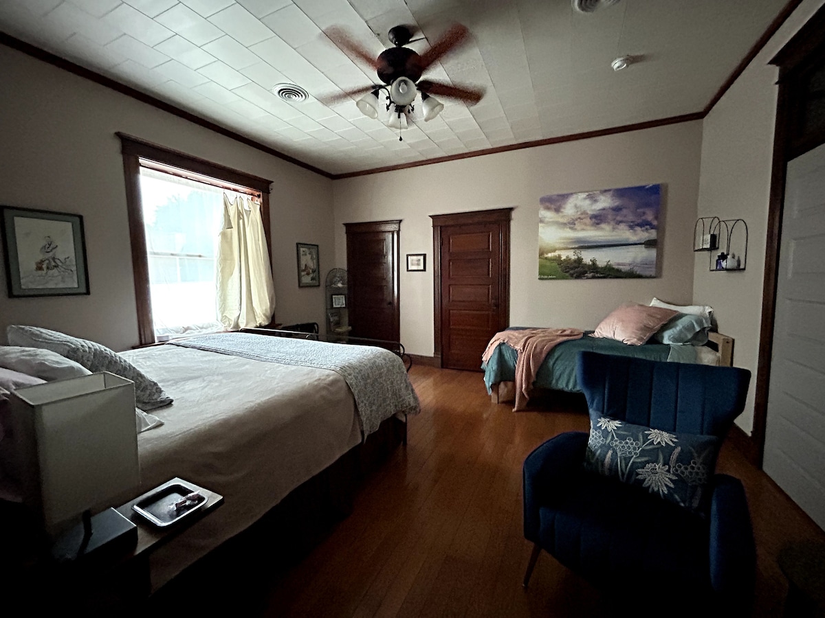 萨满套房：独立卧室，配备一张加大双人床和一个舒适的角落，配备一张双人床。  如有需要，可提供充气床垫。  