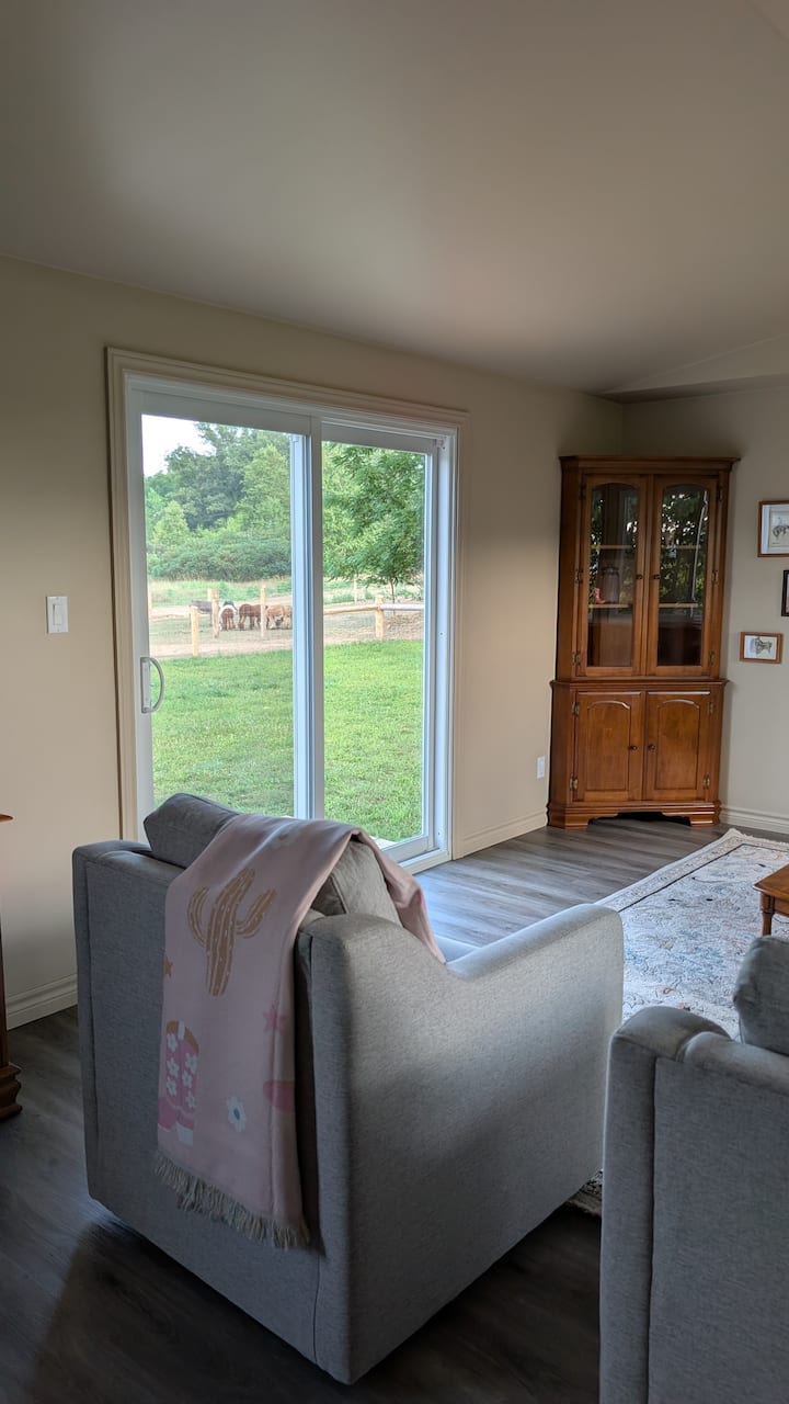 Unique Alpaca Farm Stay · Large Private 2br Suite - Tillsonburg