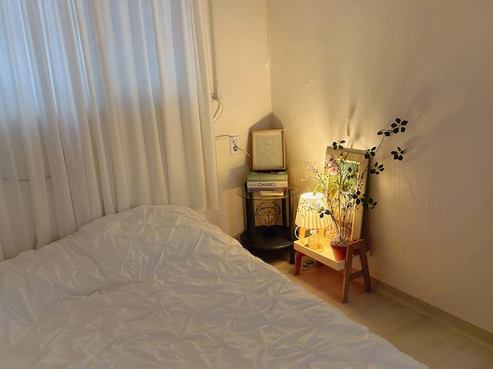 Espace confortable et atmosphérique
1 matelas queen de qualité supérieure (pour 2 personnes), climatiseur,
Table d'appoint, support d'ambiance, multi-chargeur, cintre