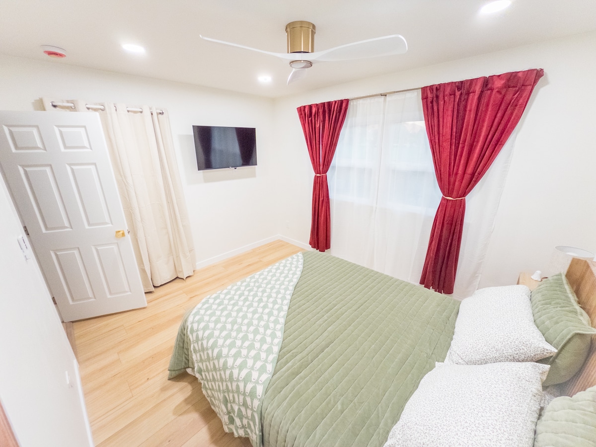 Bračni krevet (širine 150 – 179 cm), memorijska pjena i meke plahte. Dođite se opustiti i odmoriti. 