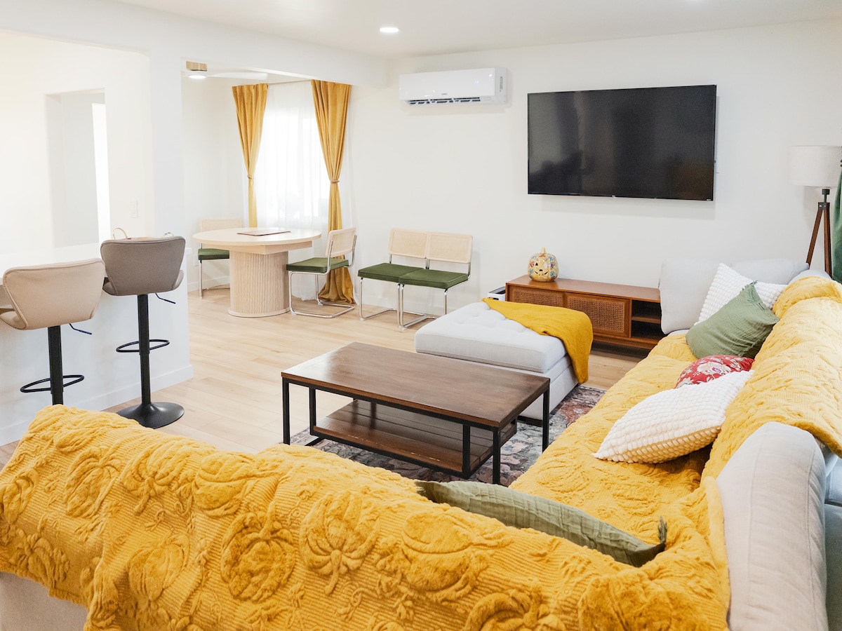 Opustite se na modularnom kauču, pomaknite stolić za kavu i stvorite savršeno iskustvo gledanja filmova