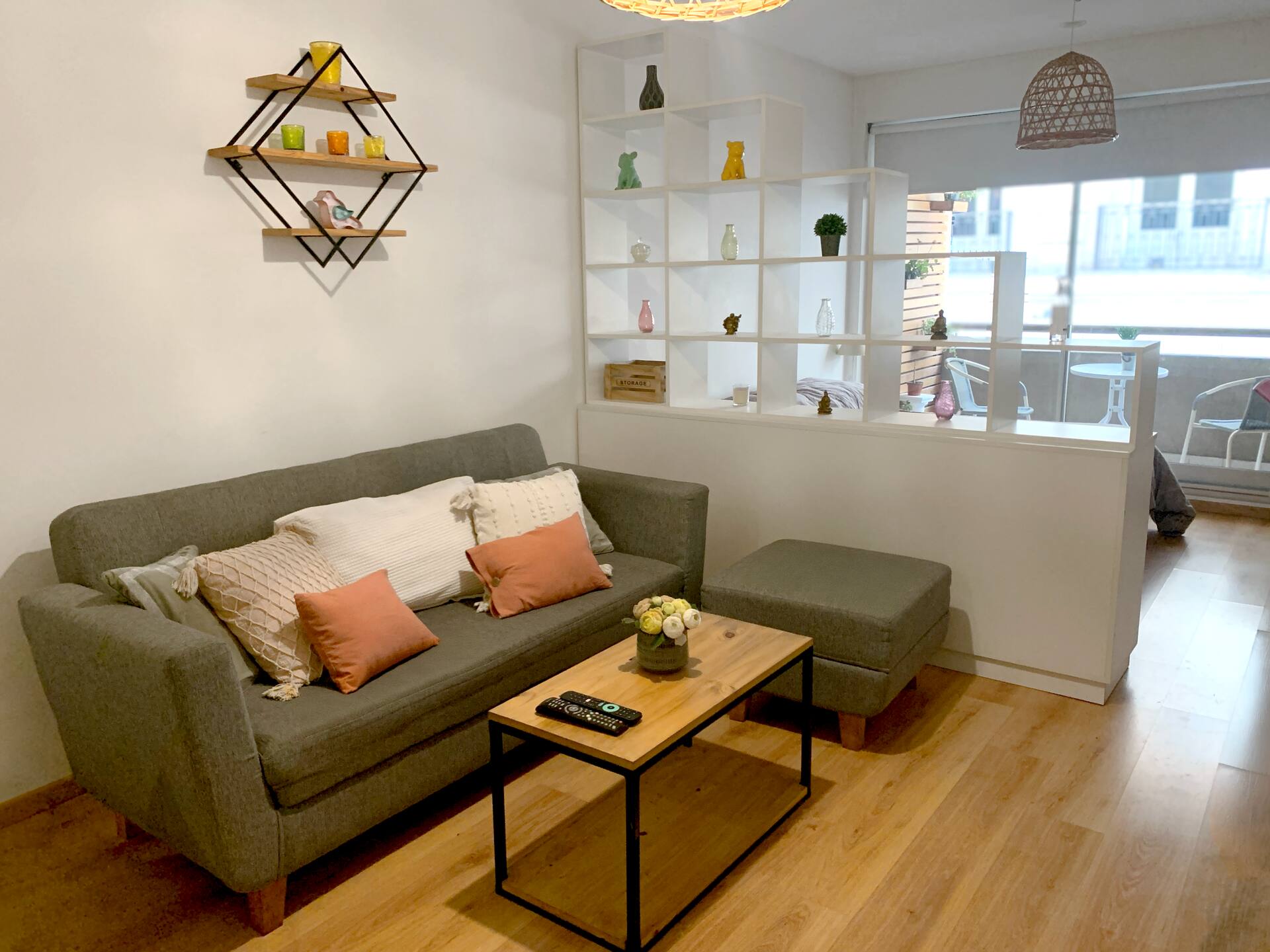 Furnished studio apartment with balcony in Monserrat