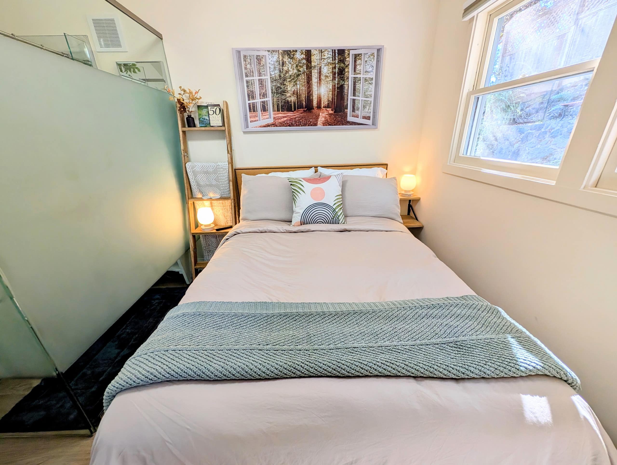 Cozy Studio Suite with Bathroom - Image 9