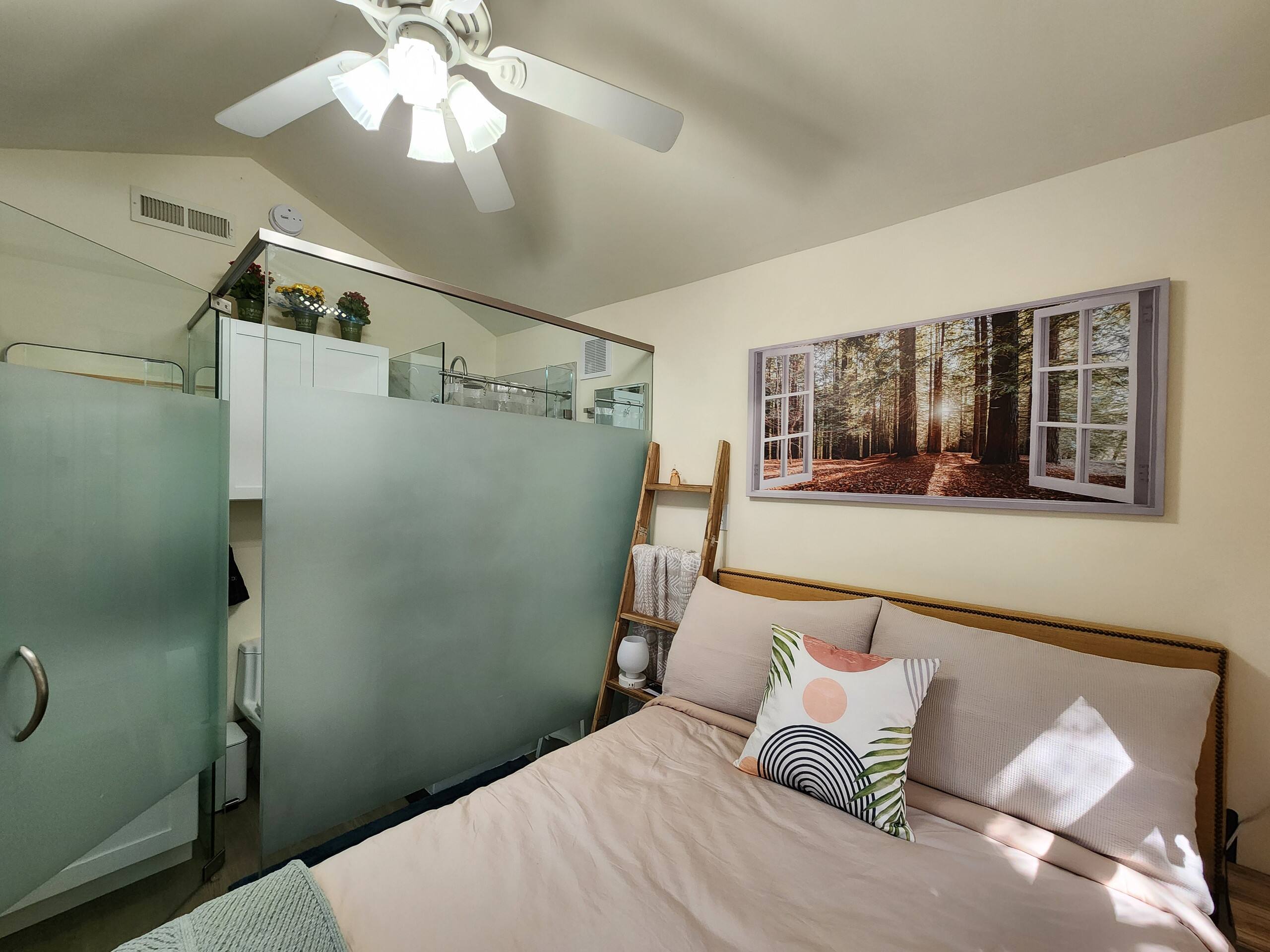 Cozy Studio Suite with Bathroom - Image 4