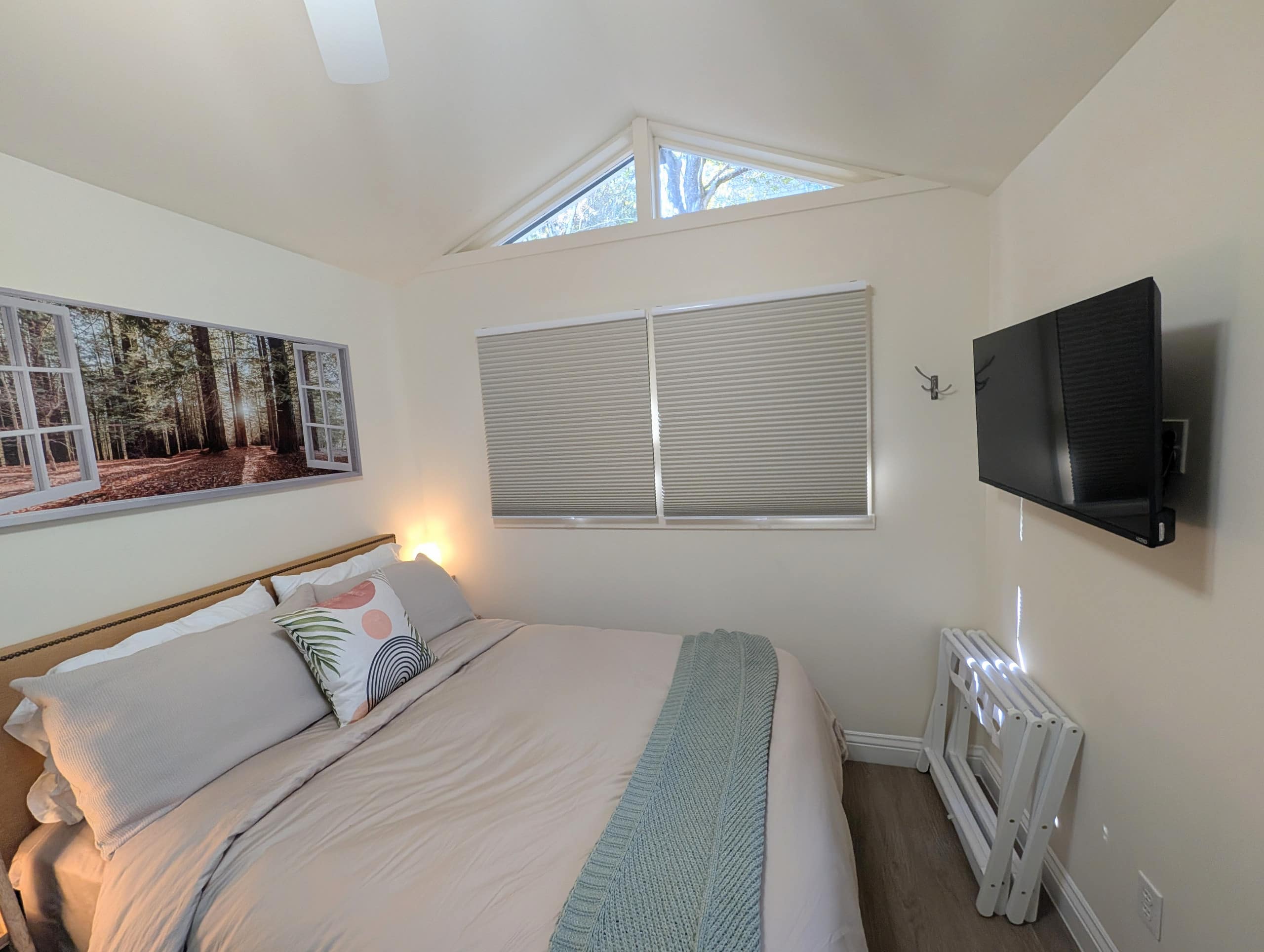 Cozy Studio Suite with Bathroom - Image 7
