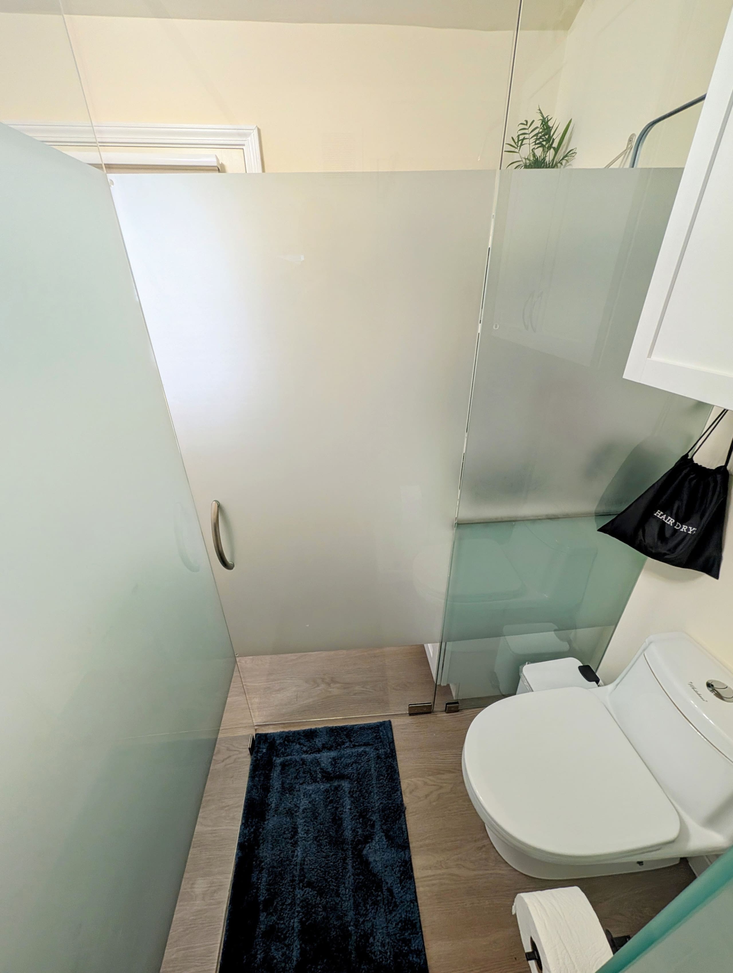 Cozy Studio Suite with Bathroom - Image 12