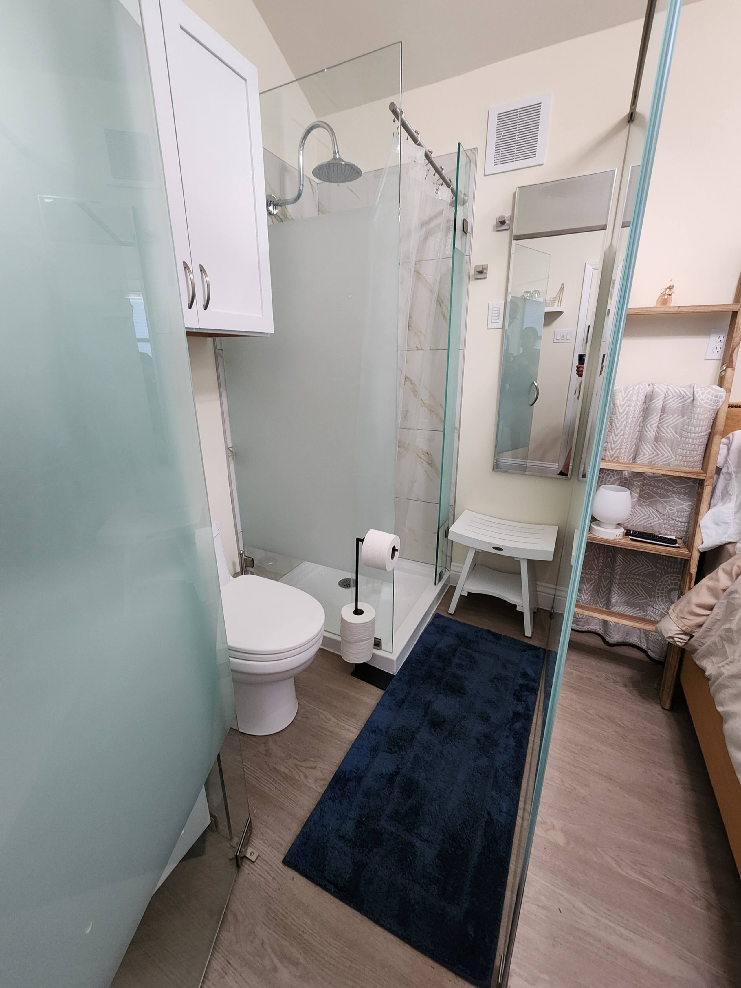Cozy Studio Suite with Bathroom - Image 11