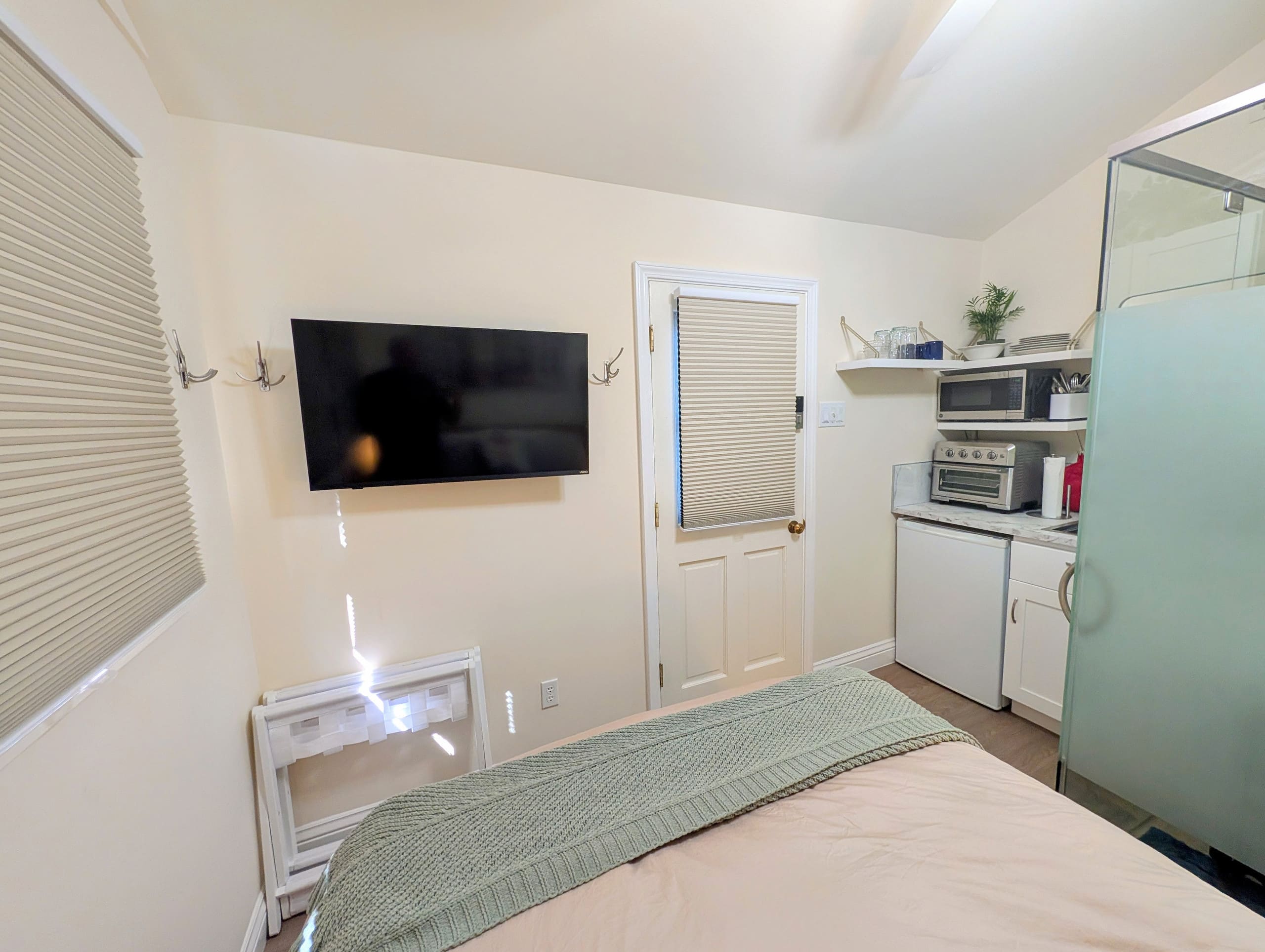 Cozy Studio Suite with Bathroom - Image 6