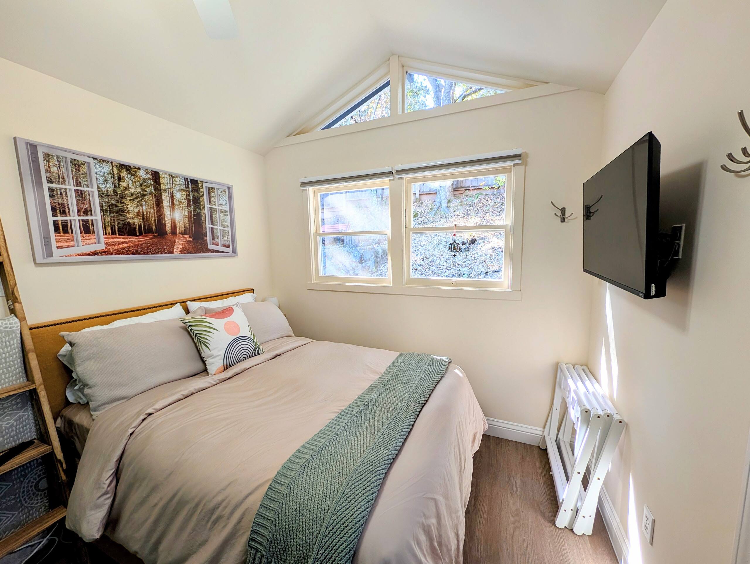Cozy Studio Suite with Bathroom - Image 10