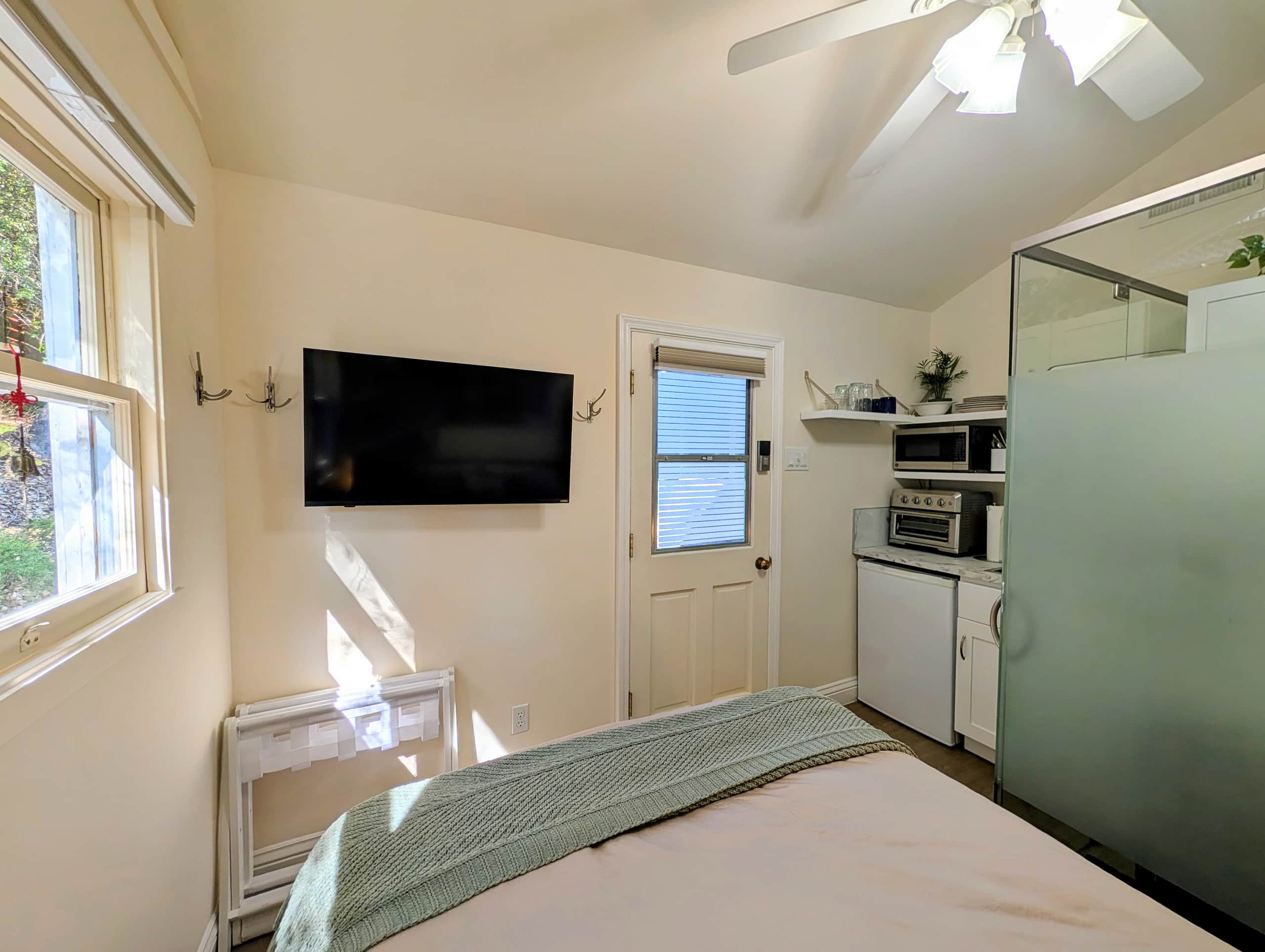 Cozy Studio Suite with Bathroom - Image 8