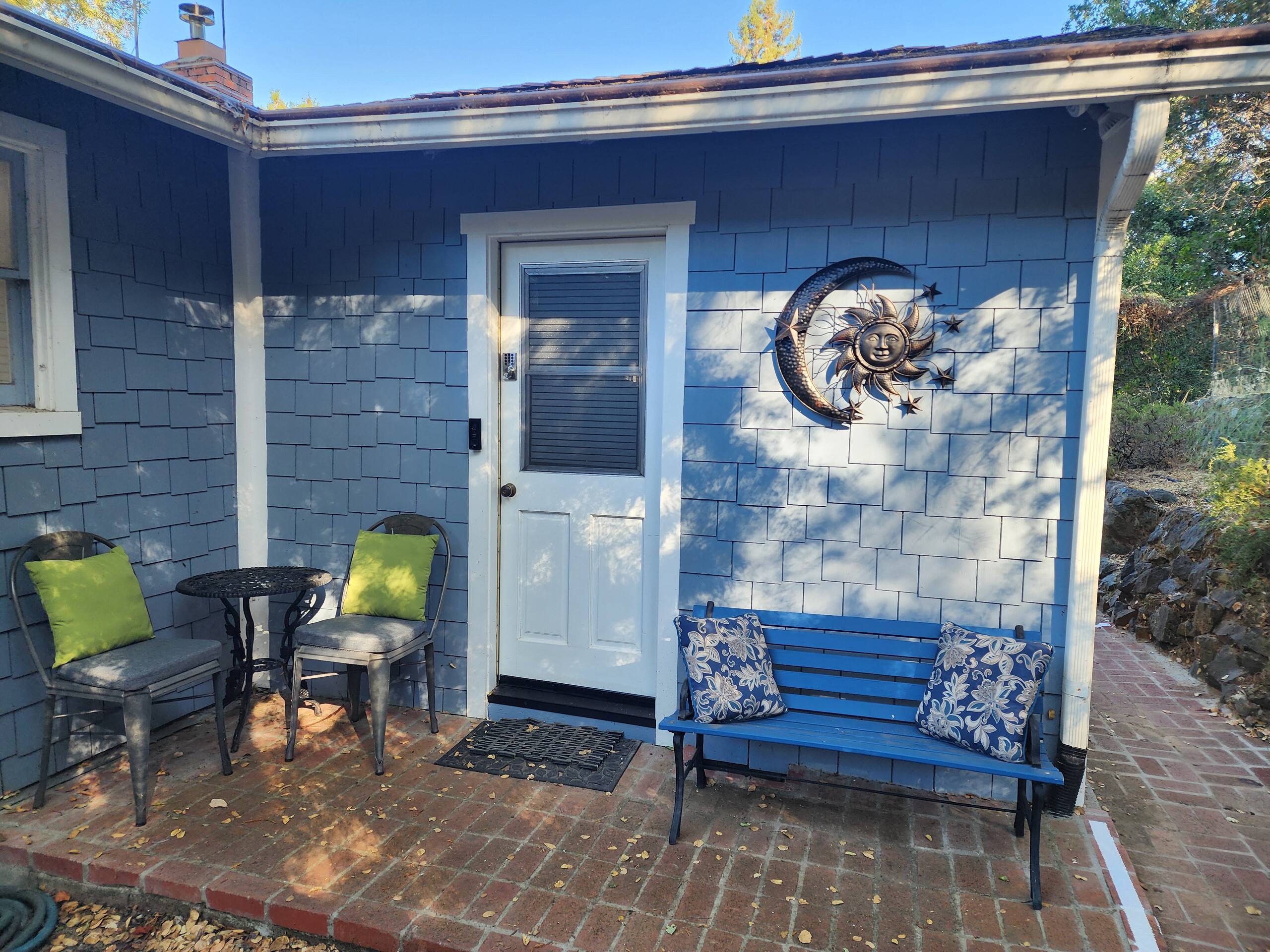 Cozy Studio Suite with Bathroom - Image 18
