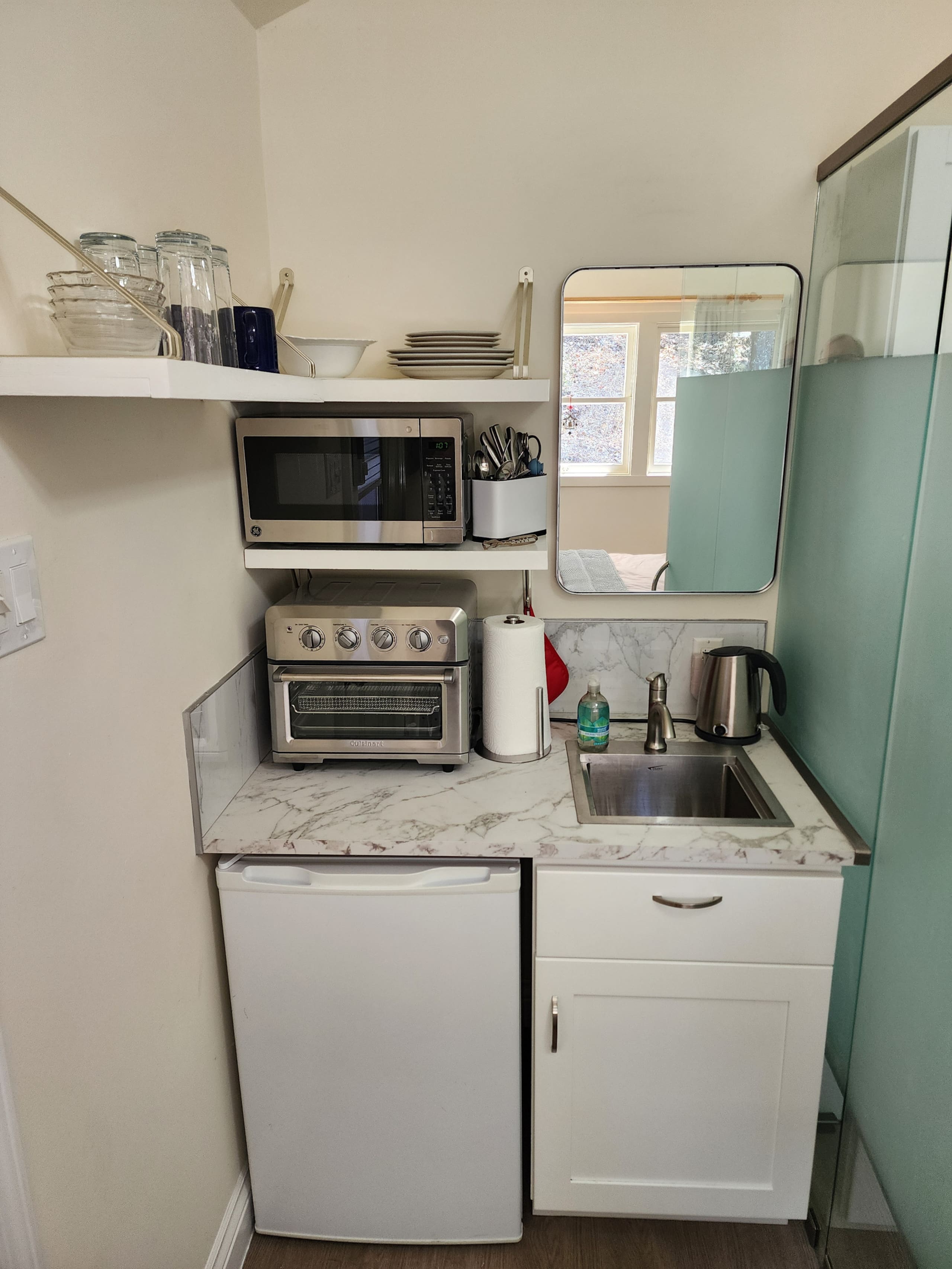 Cozy Studio Suite with Bathroom - Image 2