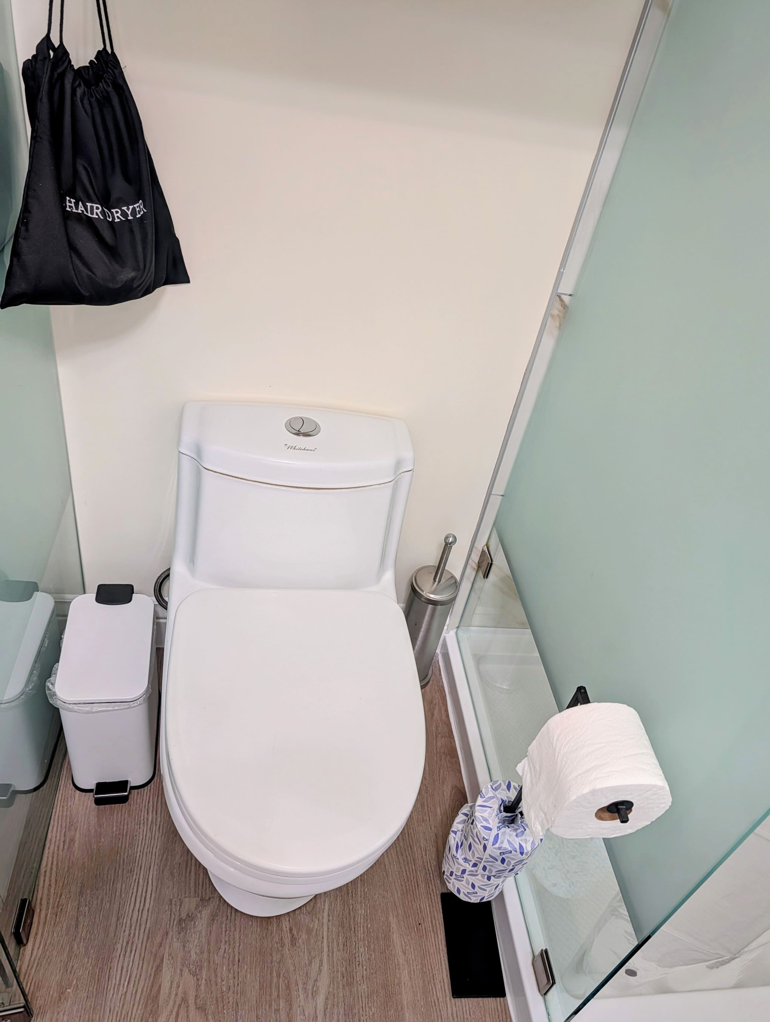 Cozy Studio Suite with Bathroom - Image 15