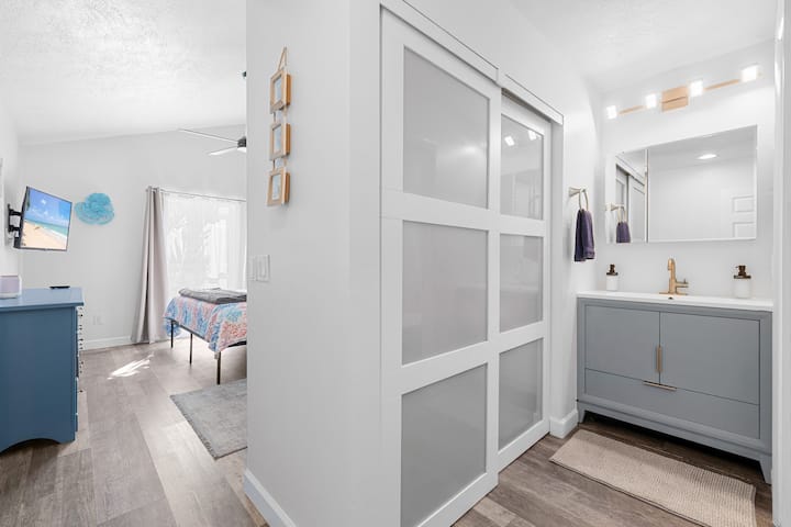 Hlavná spálňa spolu s hlavnou kúpeľňou vám umožní relaxovať v pohodlí s neustálym pocitom otvorenosti. Jasné osvetlenie, plná skriňa, stojan na batožinu, závesy na ochranu súkromia, zatemňovacie závesy pomáhajú vám a vášmu hosťovi relaxovať v pohodlí.