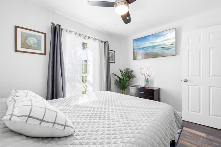 Spálňa 2 – manželská posteľ Queen | Táto tichá a pohodlná spálňa obsahuje manželskú posteľ Queen, Smart TV, komodu a ďalšie vankúše a prikrývky. Ideálne pre ďalší pár alebo staršie deti.