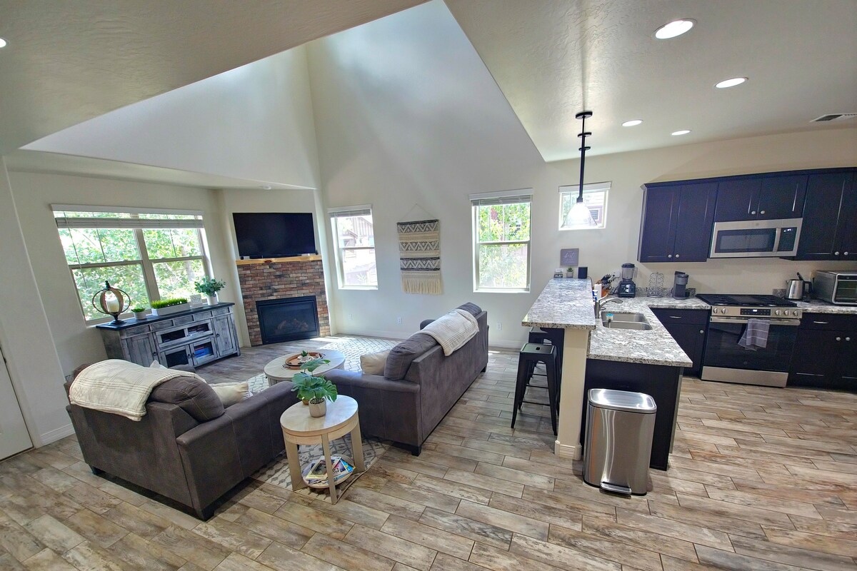 Top Airbnb: Modern Mountain Gem! ~Great Location! ~EV Charging in Flagstaff