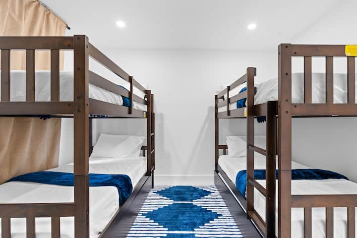 Vitanda vinne vya ghorofa vyenye mablanketi laini na nafasi ya kutosha kwa kila mtu kukaa kwa starehe.
