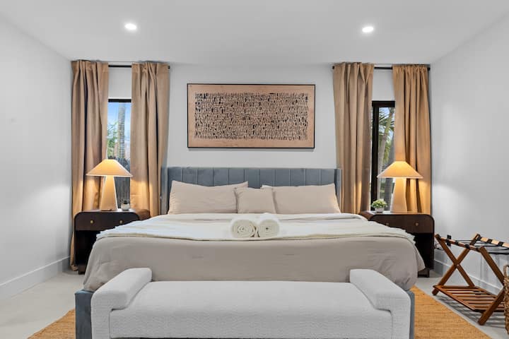 Mpangilio wa chumba cha kulala wenye amani ulioandaliwa kwa ajili ya kulala, kupumzika na kufurahia asubuhi za utulivu kwa mwanga wa asili.
