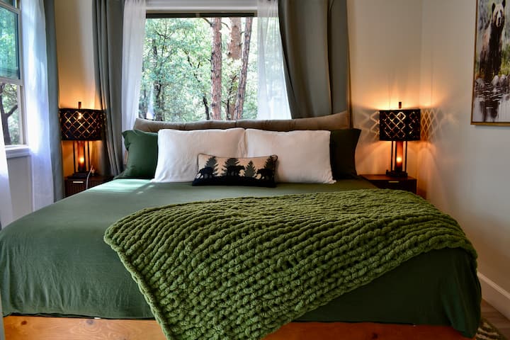  在我们现代化的山间度假屋中醒来，欣赏森林景观—特大号床、毛绒床上用品和舒适的小木屋风格。