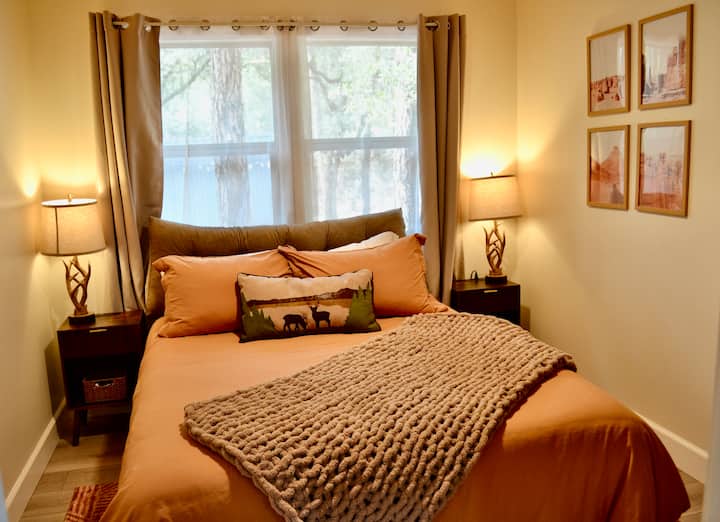  金色调和质朴的魅力—标准双人床，配有毛绒层和亚利桑那州风格的艺术品，让您安然入睡。