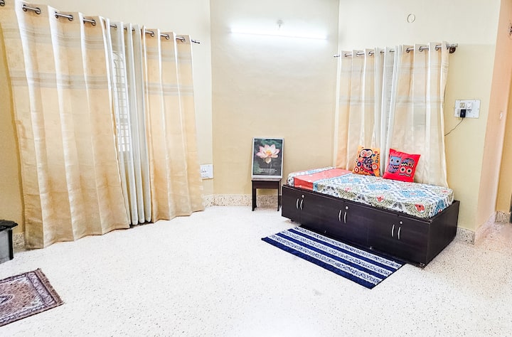 Opustite se u ovom dnevnom boravku koji se otvara na balkon okružen bujnim zelenilom