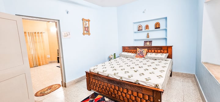 1. spavaća soba s erkerom, bračnim krevetom, kupaonicom u sobi, klima-uređajem