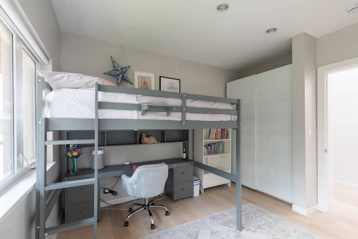 Dormitorio con cama matrimonial y puerta corredera que conduce a un baño completo compartido entre los dormitorios 2 y 3