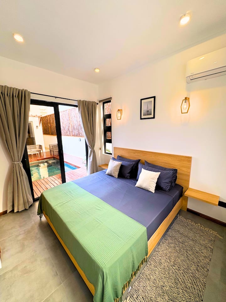 Chumba hiki kilicho kando ya bwawa, kilichojaa mwanga kinatoa ufikiaji wa moja kwa moja kwenda nje. Dirisha lake la ghuba inayoteleza huunda mazingira ya kutuliza, yanayofaa kwa asubuhi laini na jioni za kuburudisha.